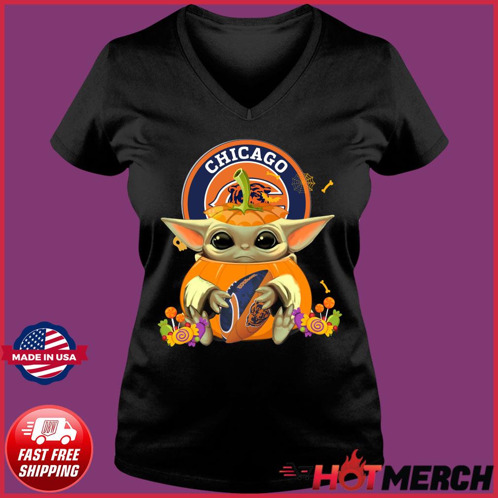 Baby Yoda hug Chicago Bears shirt, hoodie, sweater and v-neck t-shirt